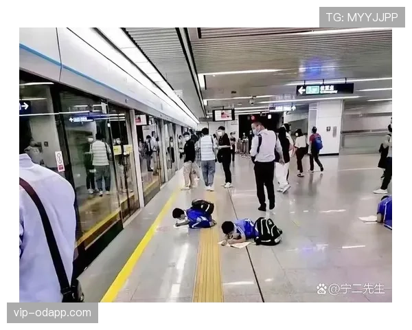 杨威家的冰箱里塞满蛋白粉，娃放学回家先练倒立再写作业